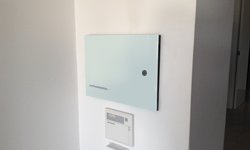 Panel de alarma instalado en la pared